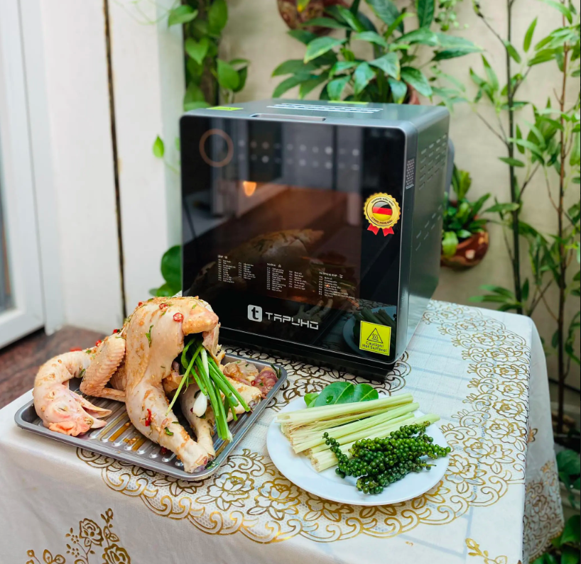 Ingredients to make steamed chicken with fish sauce